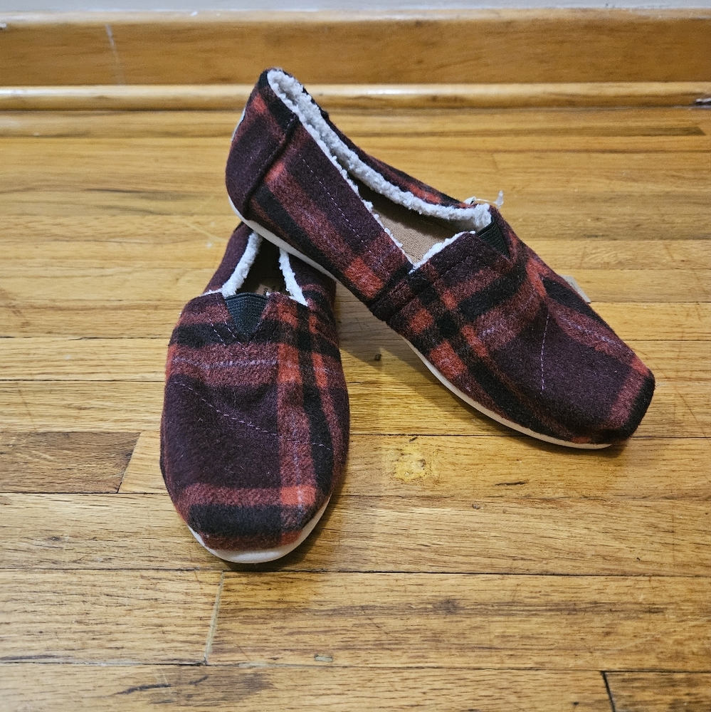 Toms Belmony Red Plaid Faux Shearling Holiday Comfort Shoes Flats 6.5